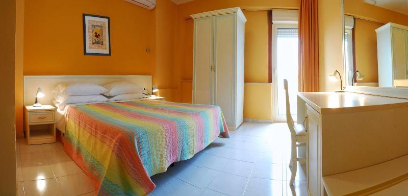 Hotel Michelangelo Терамо Екстериор снимка