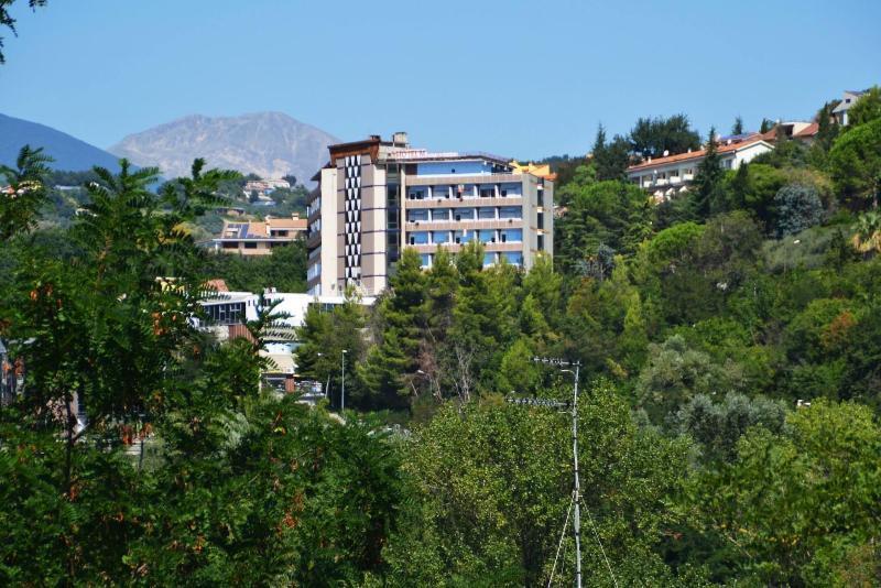 Hotel Michelangelo Терамо Екстериор снимка