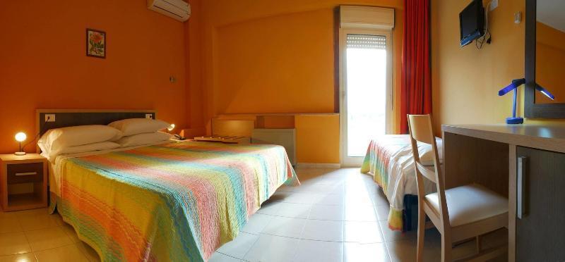 Hotel Michelangelo Терамо Екстериор снимка